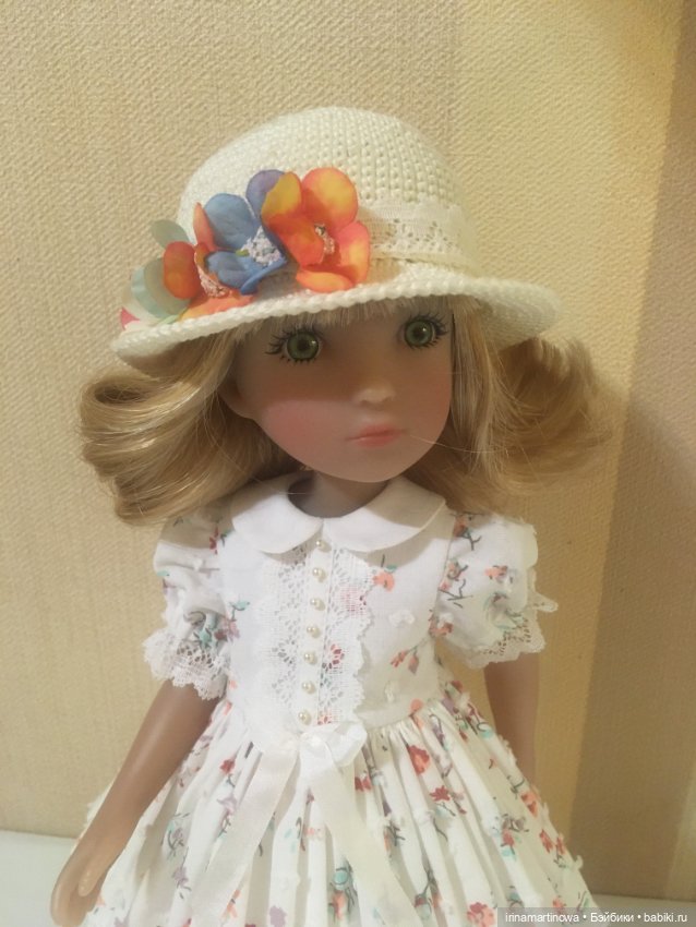 Руби Рэд 28 см (дримик) платье со шляпкой (фото 3)