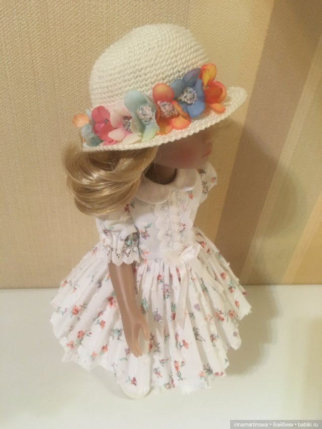 Руби Рэд 28 см (дримик) платье со шляпкой (фото 5)