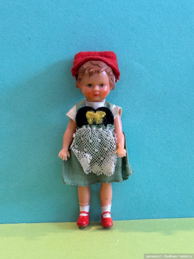 Куколка из колкого пластика Ari, родной аутфит, высота 10 см