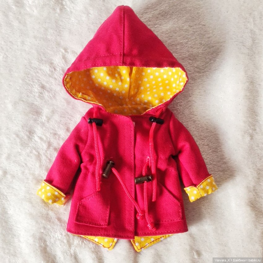 Куртка - парка красно/желтая для куклы Paola Reina, 32 см (фото 8)