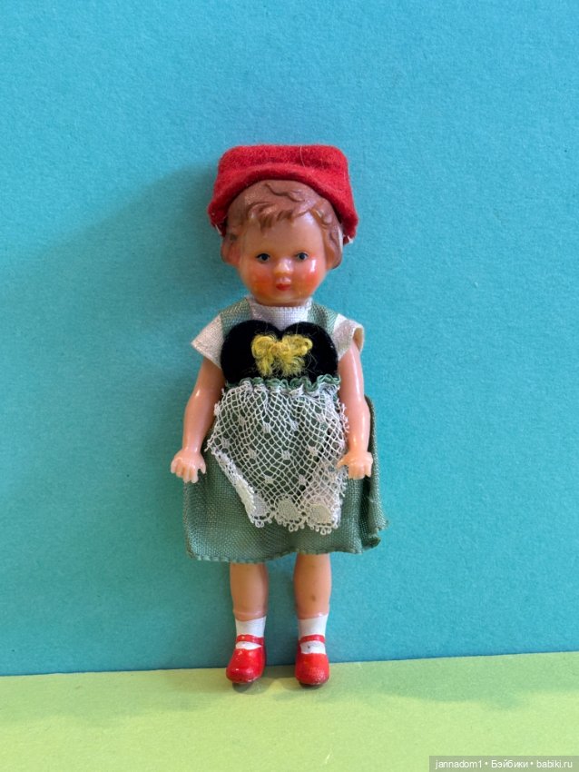 Куколка из колкого пластика Ari, родной аутфит, высота 10 см (фото 6)