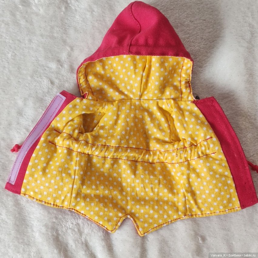 Куртка - парка красно/желтая для куклы Paola Reina, 32 см (фото 9)