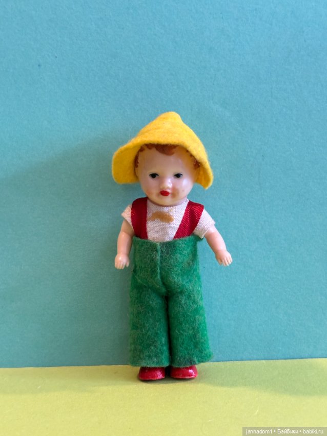 Куколка из колкого пластика Ari, родной аутфит, высота 9 см