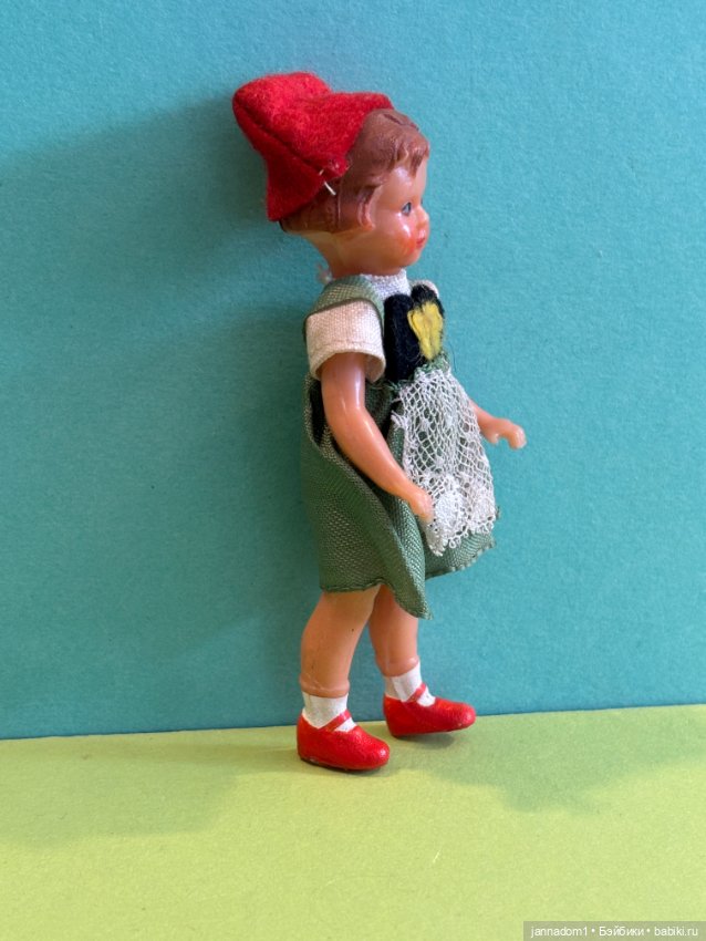 Куколка из колкого пластика Ari, родной аутфит, высота 10 см (фото 4)