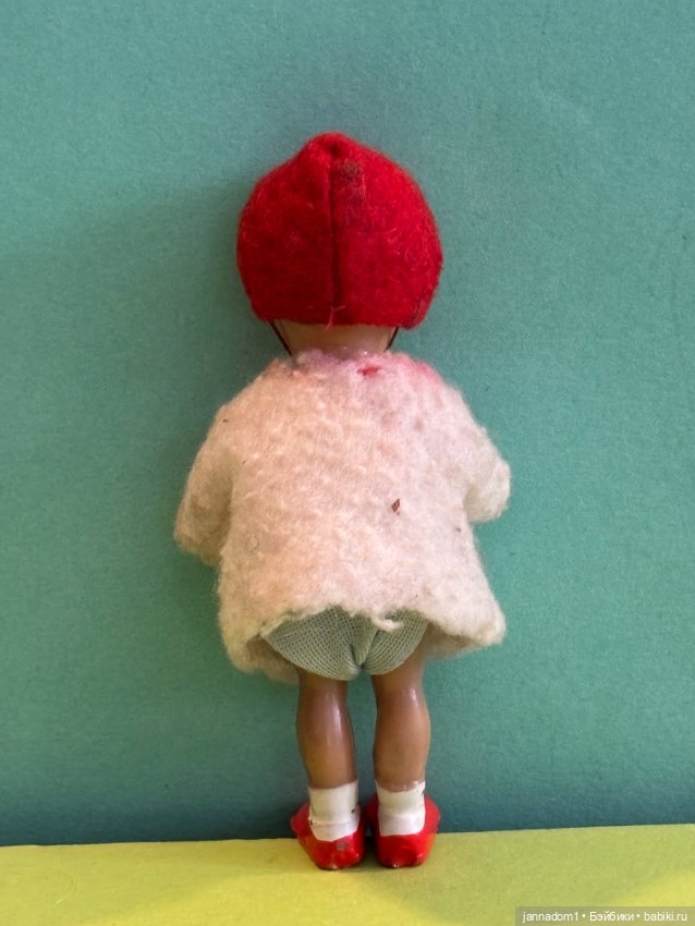 Куколка из колкого пластика Ari в шубке, высота 9 см (фото 3)