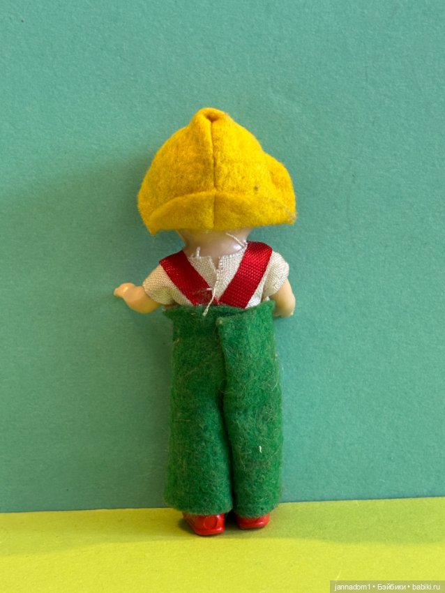 Куколка из колкого пластика Ari, родной аутфит, высота 9 см (фото 3)