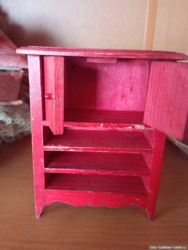 Винтажный шкафчик для кукольного интерьера
