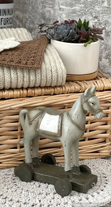 Винтажная лошадка на колесиках