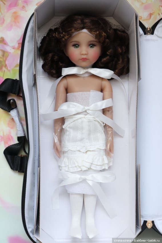 Шикарная клубная Роза Руби Ред, Rose in Green Ruby Red