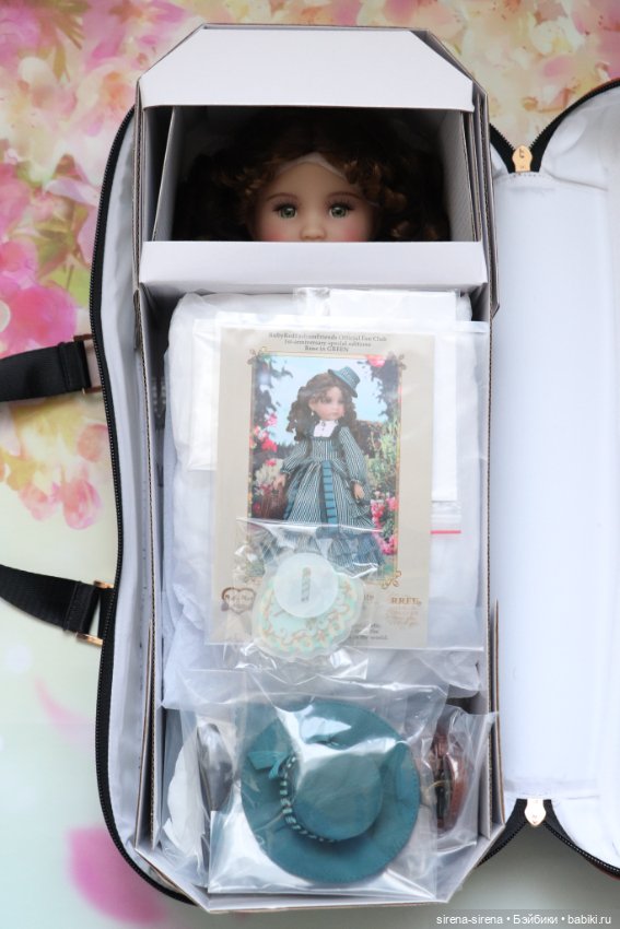 Шикарная клубная Роза Руби Ред, Rose in Green Ruby Red