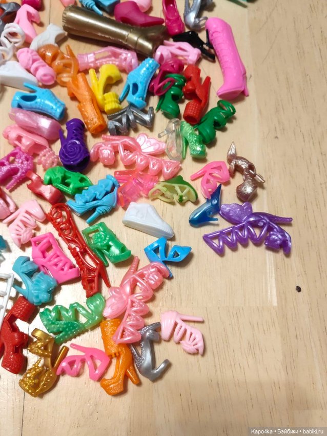 Большой лот обуви, украшений и аксессуаров для Барби (фото 4)