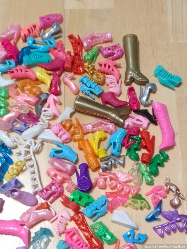 Большой лот обуви, украшений и аксессуаров для Барби (фото 2)