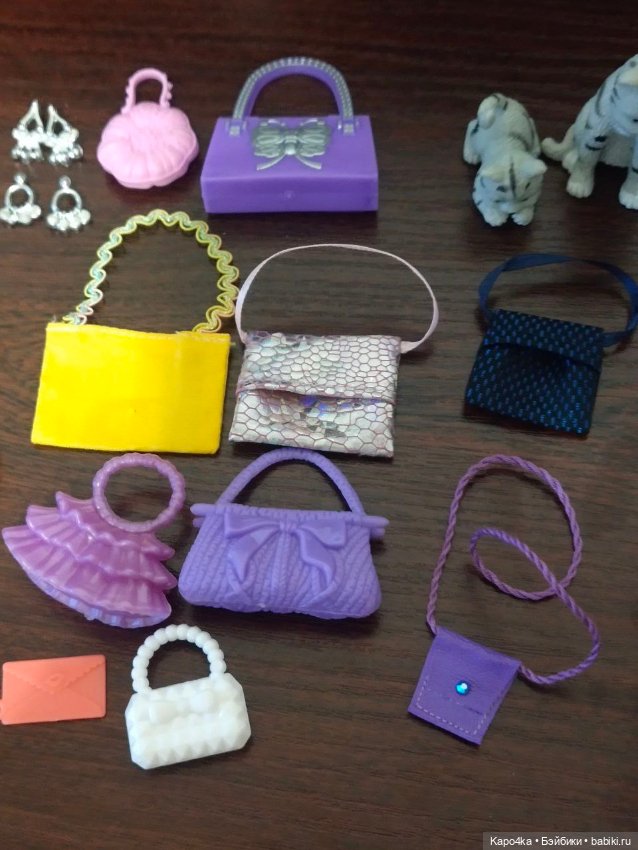 Большой лот обуви, украшений и аксессуаров для Барби (фото 7)