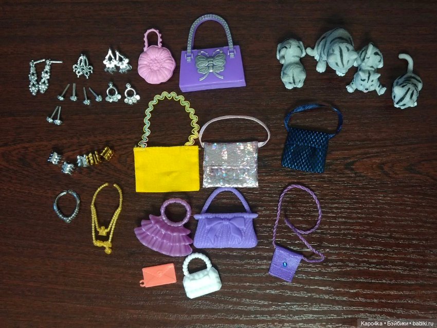 Большой лот обуви, украшений и аксессуаров для Барби (фото 10)