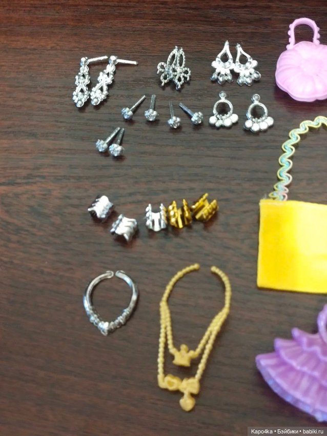 Большой лот обуви, украшений и аксессуаров для Барби (фото 8)