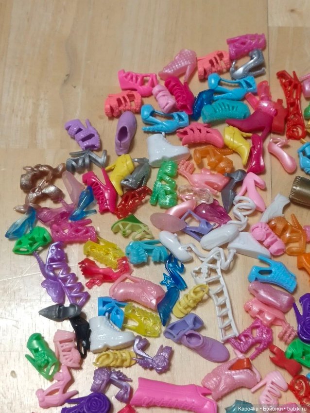 Большой лот обуви, украшений и аксессуаров для Барби (фото 3)