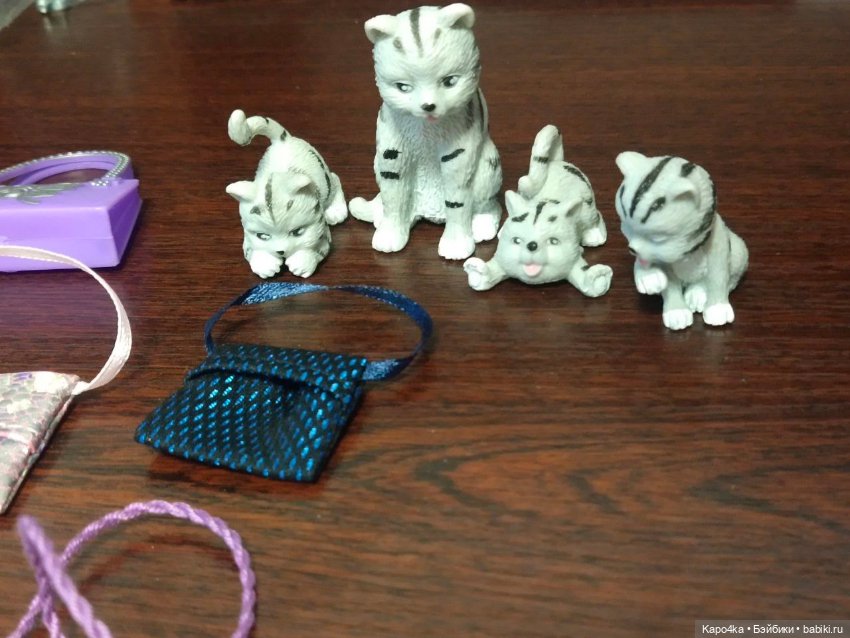 Большой лот обуви, украшений и аксессуаров для Барби (фото 9)