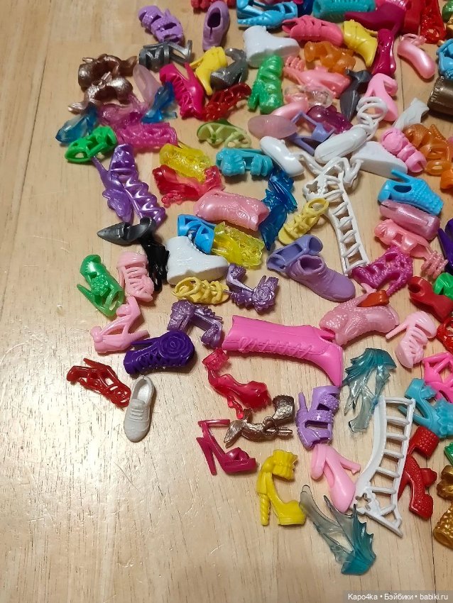 Большой лот обуви, украшений и аксессуаров для Барби (фото 6)