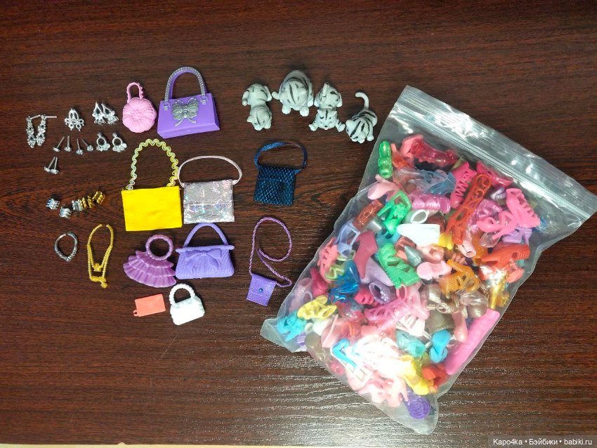 Большой лот обуви, украшений и аксессуаров для Барби