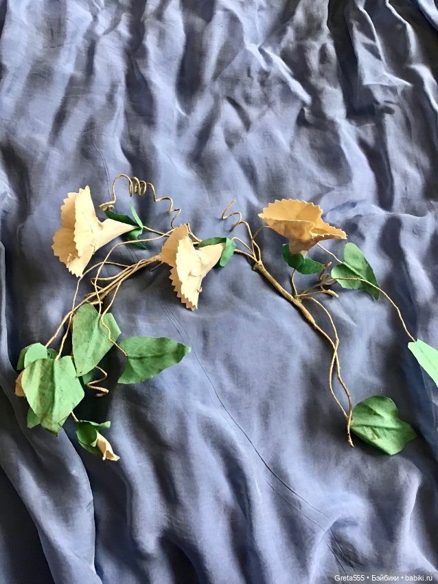 Старинная большая бутоньерка в виде веточки вьюнка (фото 5)