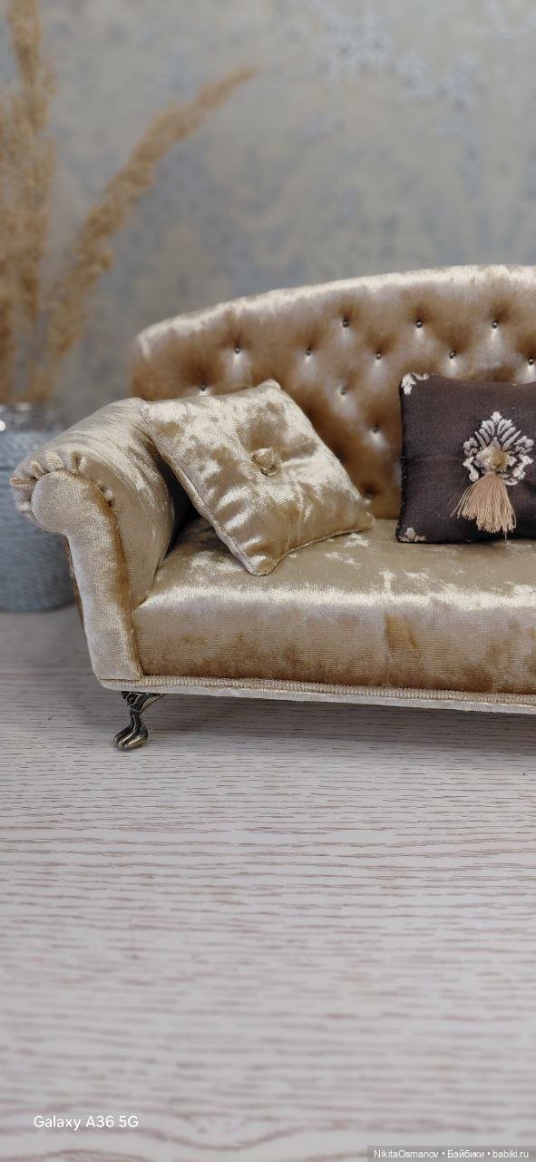 Мебель бархатный диван для кукол Паола, Рейна, Блайз, Барби 1:6 (фото 3)