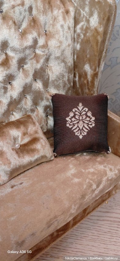 Мебель бархатный диван для кукол Паола, Рейна, Блайз, Барби 1:6 (фото 3)