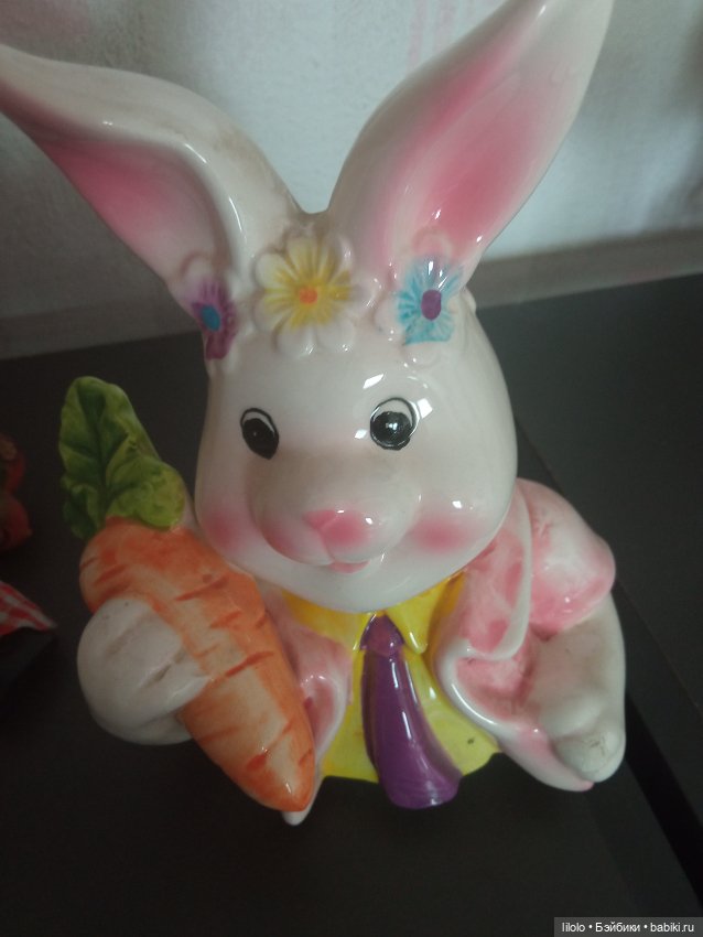 Очаровательный керамический кролик