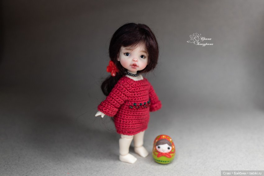Малышка в красном костюмчике (фото 2)