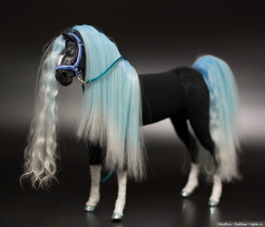 Лошадь, подвижная в смешанной технике