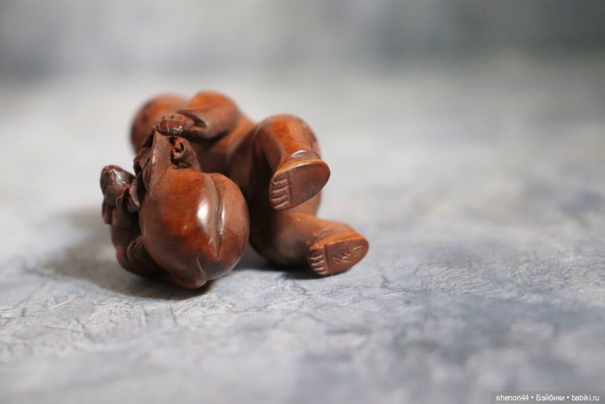 Нэцкэ "Мальчик Карако с персиком и мышкой" (фото 4)