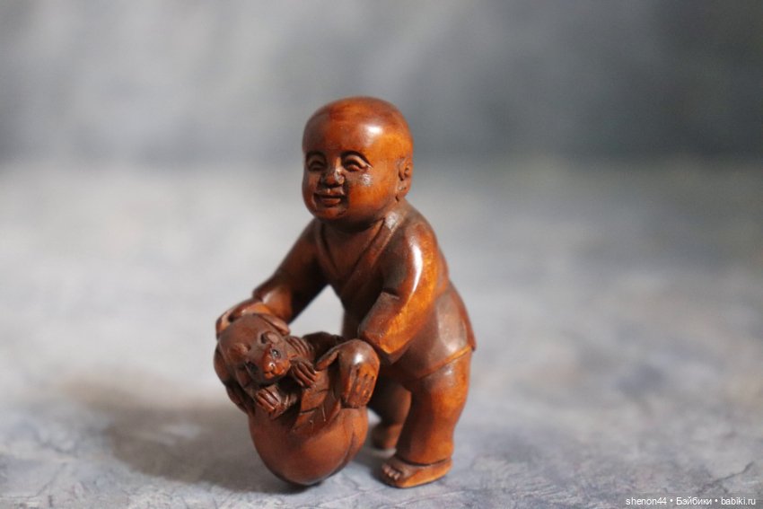 Нэцкэ "Мальчик Карако с персиком и мышкой"