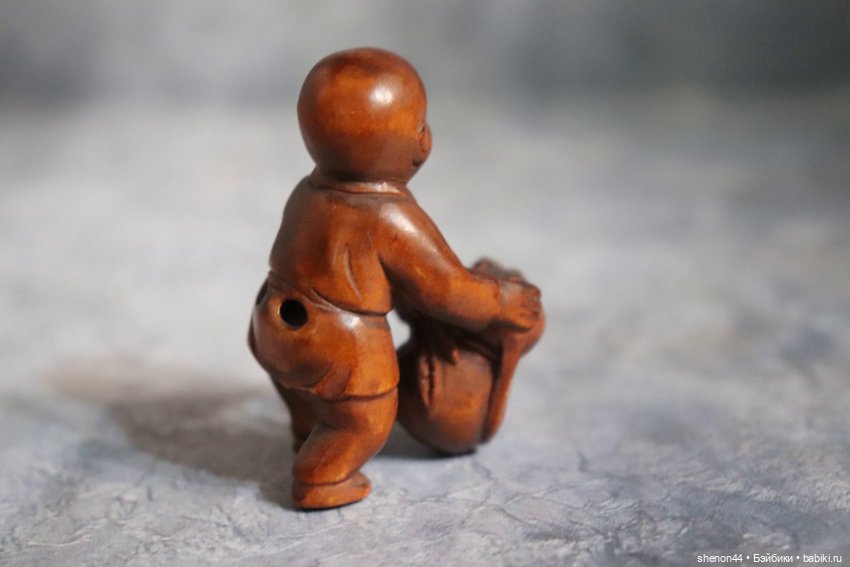 Нэцкэ "Мальчик Карако с персиком и мышкой" (фото 2)