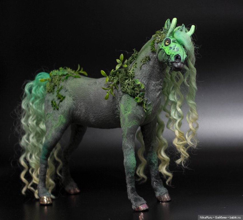 Лошадь фантастическая, подвижная в смешанной технике, конь