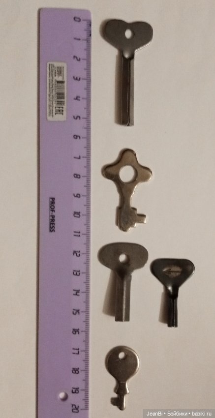 Ключи для заводных игрушек и два плоских ключика СССР (фото 2)