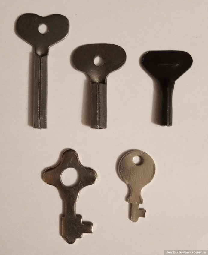 Ключи для заводных игрушек и два плоских ключика СССР