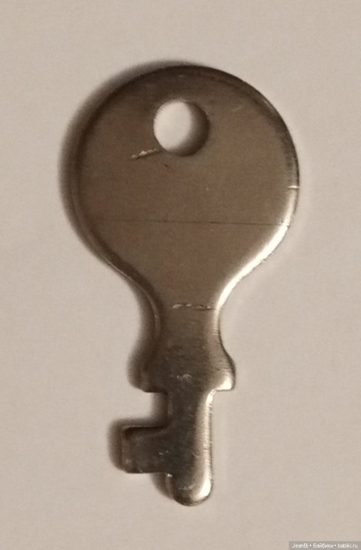 Ключи для заводных игрушек и два плоских ключика СССР (фото 8)