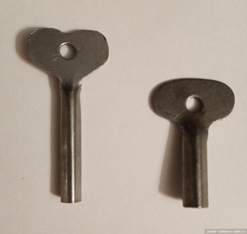 Ключи для заводных игрушек и два плоских ключика СССР (фото 5)