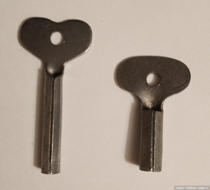 Ключи для заводных игрушек и два плоских ключика СССР (фото 4)