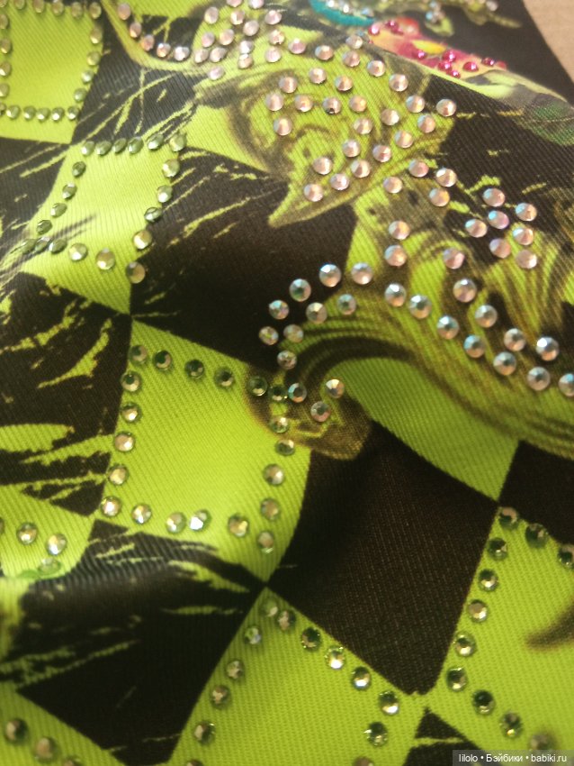 Отрезик ткани с стразами для кукольного рукоделия (фото 3)