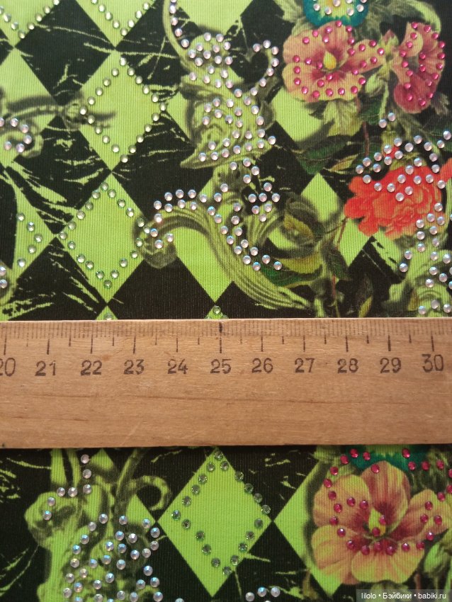 Отрезик ткани с стразами для кукольного рукоделия (фото 2)