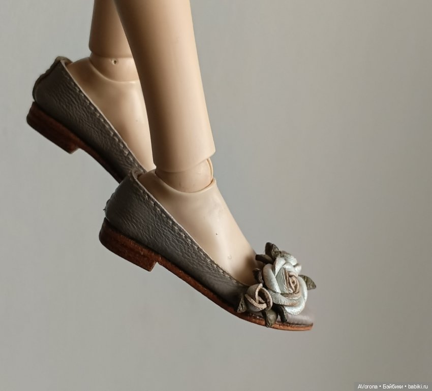 Кожаные лодочки светло серые с жемчужного цвета розами (фото 7)