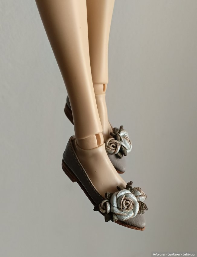 Кожаные лодочки светло серые с жемчужного цвета розами (фото 6)
