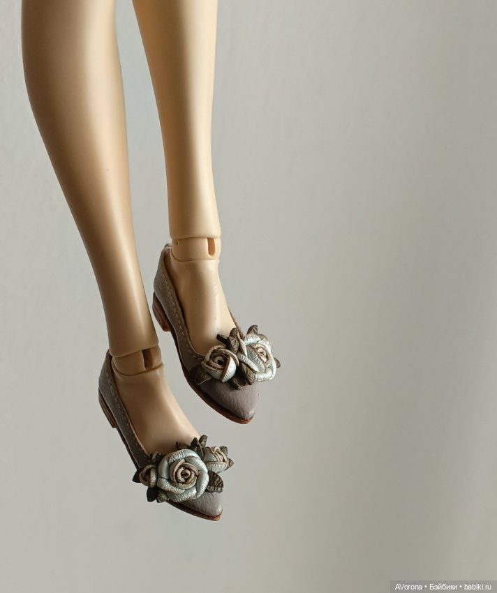 Кожаные лодочки светло серые с жемчужного цвета розами