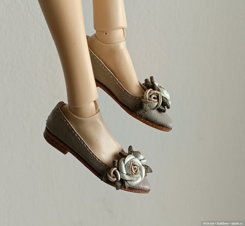 Кожаные лодочки светло серые с жемчужного цвета розами (фото 2)