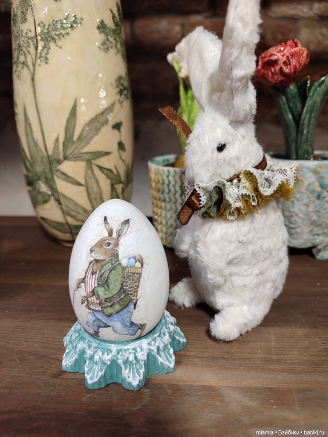 Пасхальный зайчик с яйцом