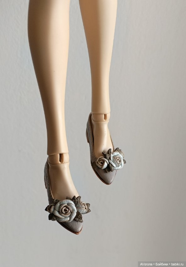 Кожаные лодочки светло серые с жемчужного цвета розами (фото 3)