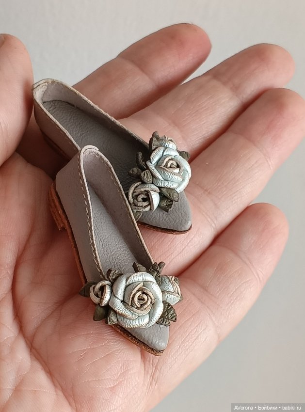 Кожаные лодочки светло серые с жемчужного цвета розами (фото 8)