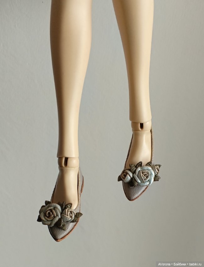 Кожаные лодочки светло серые с жемчужного цвета розами (фото 5)