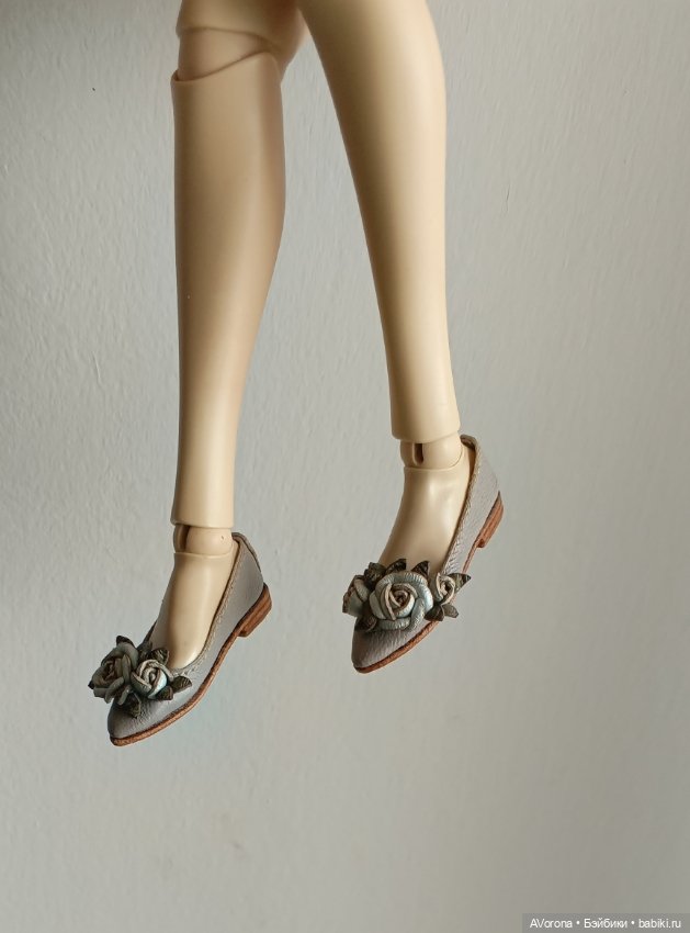 Кожаные лодочки светло серые с жемчужного цвета розами (фото 4)