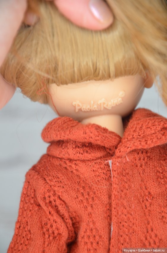 Карла с вьющимися волосами в аутфите от Паола Рейна (фото 7)